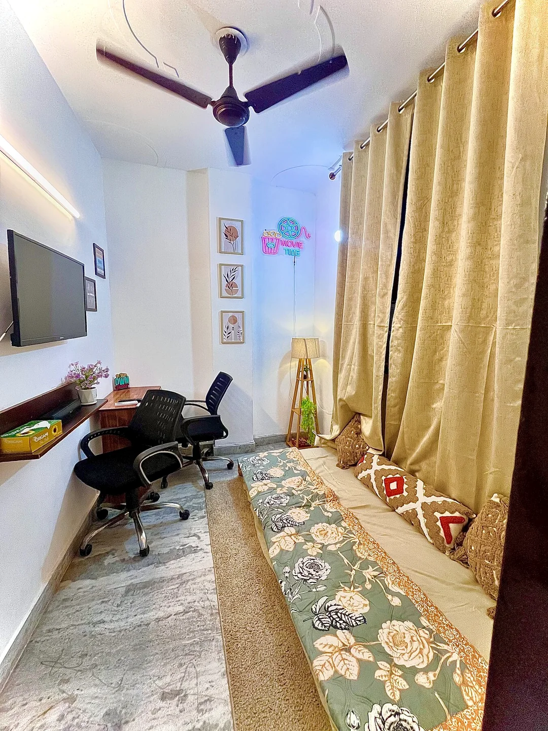 Flexible second room with workspace, smart TV and floor mattress